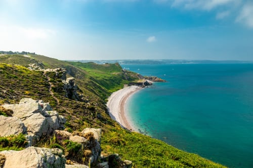 Falaises côtières, eaux turquoise et plage de sable près du Clos de l'Arguenon, Val-d'Arguenon