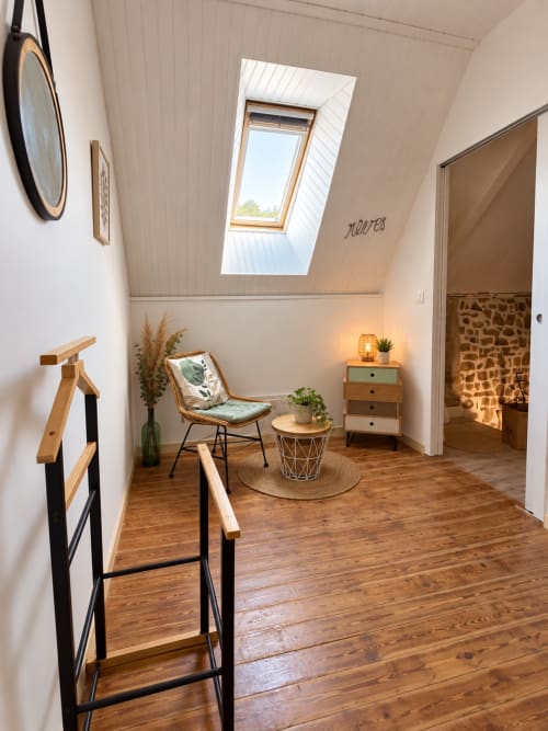 Chambre loft rétro-chic à L'Échappée Baie avec puits de lumière, parquet et vue sur jardin près de Roz-sur-Couesnon