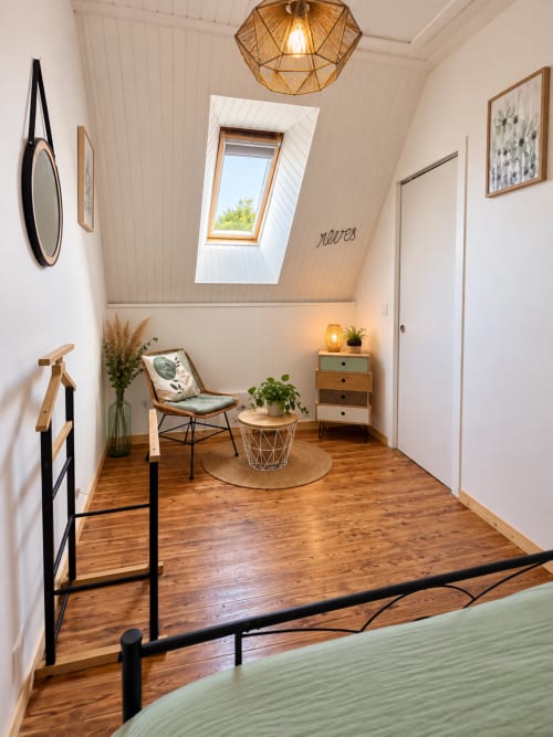 Chambre rétro-chic à la L'Echappée Baie avec puits de lumière, parquet et vue sur le jardin
