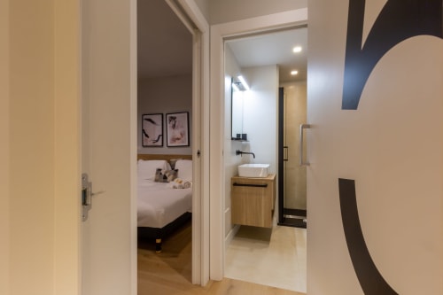 Camera da letto moderna con bagno ensuite a CASA LOUNGE ISTRIA a Cagliari con vista sulla città
