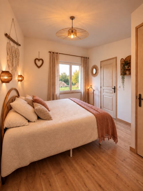Chambre Bohemia de la Maison d'hôtes L'Échappée Baie à Roz-sur-Couesnon avec éclairage chaleureux, lit en bois et vue sur le jardin