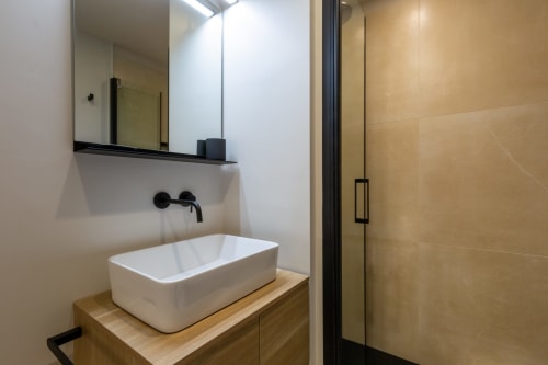 Bagno moderno in CASA LOUNGE ISTRIA con lavabo vessel, mobile in legno e doccia walk-in a Cagliari