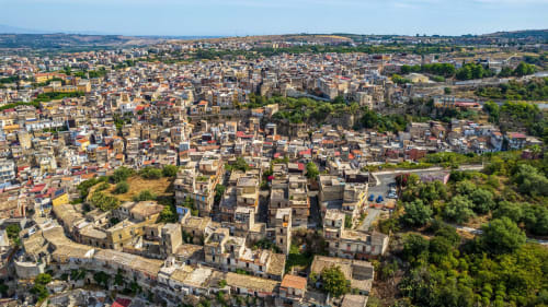 Vista aerea di Lentini, Sicilia con il centro storico e la Villa Brikinnia, accogliente bed and breakfast tra l'architettura tradizionale
