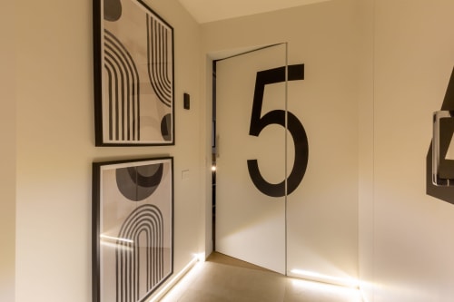 Ingresso della Camera 5 presso CASA LOUNGE ISTRIA, Cagliari - corridoio moderno con arte geometrica alle pareti e segnaletica del numero stanza