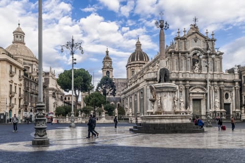 Piazza della cattedrale storica a Catania, Sicilia vicino agli alloggi di Lentini con architettura barocca e cielo azzurro