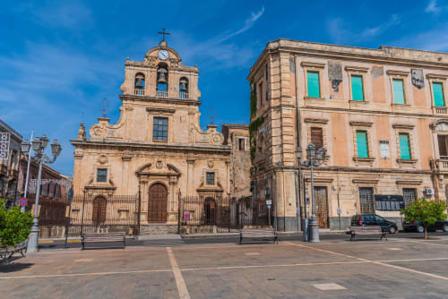 Chiesa storica e palazzo a Lentini, Sicilia vicino alla struttura bed and breakfast Villa Brikinnia