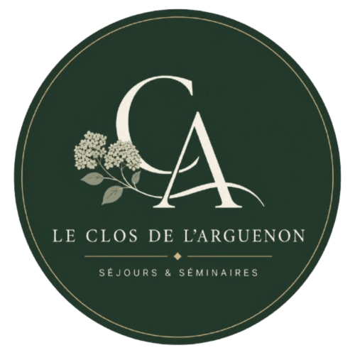 Logo Le Clos de l'Arguenon avec monogramme CA élégant et design botanique sur fond vert foncé