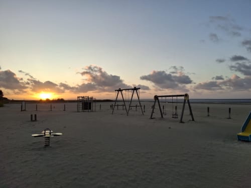 Aire de jeux de plage au coucher de soleil près de L'Échappée Baie à Roz-sur-Couesnon, France