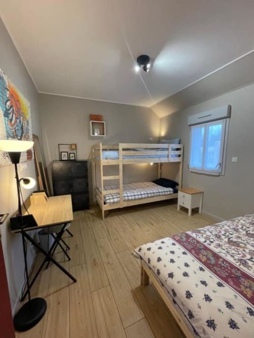 Chambre Carmen à la Maison d'Hôtes Le Clos d'Émilie avec lit superposé, lit simple, bureau et grande fenêtre
