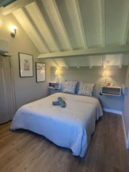 Chambre Suzanne's House au B&B Le Clos d'Émilie avec literie bleue, plafond mansardé et décoration contemporaine