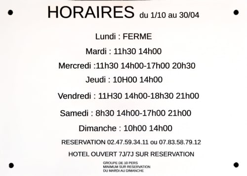 Horaires d'avril (1-30) au restaurant Le Perroquet Bleu. Fermé le lundi, ouvert mardi-dimanche avec horaires variables.
