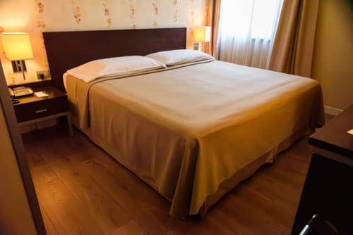Piccola camera doppia all'Hotel FortyFive di Chivasso con letto queen, testata scura e illuminazione calda