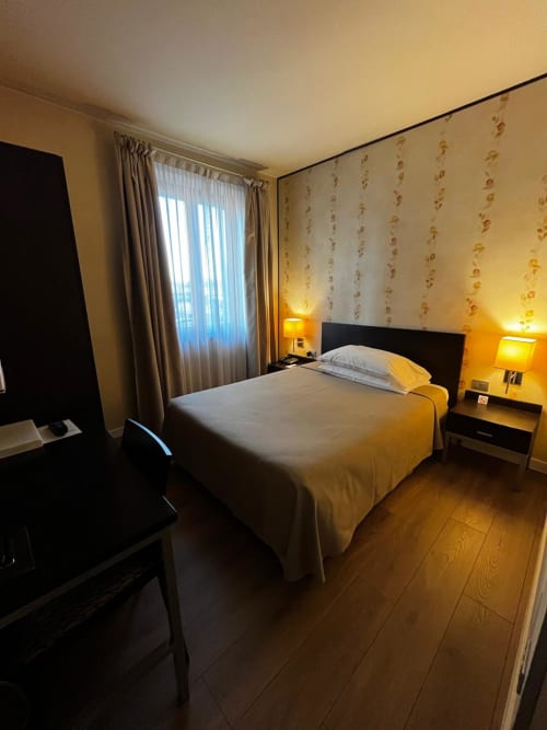Camera Matrimoniale Piccola all'Hotel FortyFive a Chivasso con letto queen-size, TV, lampade comodino e pavimento in legno