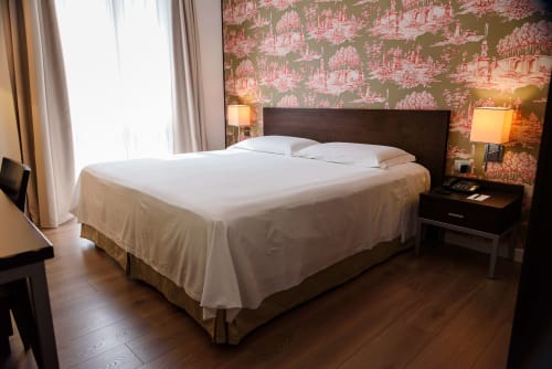 Camera classica all'Hotel FortyFive di Chivasso con letto queen, carta da parati rosa a toile, scrivania, TV e pavimenti in legno duro