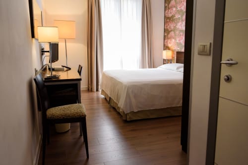 Camera classica all'Hotel FortyFive a Chivasso con letto queen, scrivania e pavimenti in legno