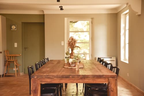 Salle de séminaire lumineuse aux Hauts De Diane avec table de dining en bois, vue sur jardin et accès extérieur à Cuers
