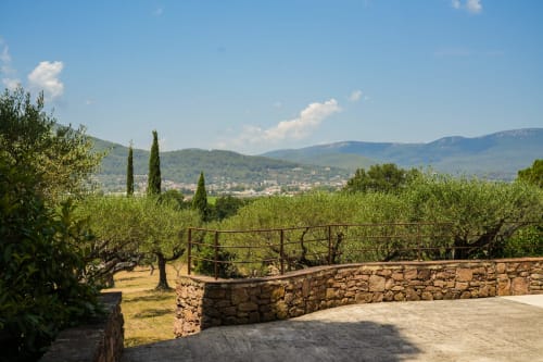 Panorama provençal depuis la terrasse des Hauts de Diane à Cuers avec oliviers, cyprès, montagnes et campagne