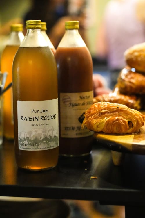 Jus de fruits français et pâtisseries servis à la réception des Hauts De Diane à Cuers pour le petit-déjeuner ou les séminaires