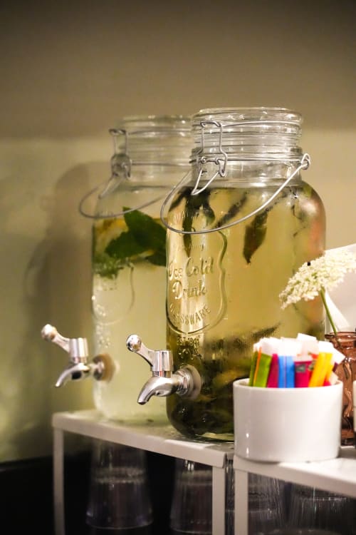 Fontaines à boisson en verre avec eau citron frais et herbes aromatiques dans la salle de séminaire des Hauts de Diane, Cuers.
