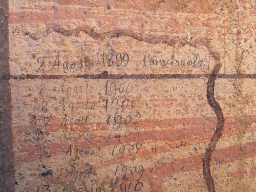 Affascinante dettaglio storico al Roseto del Drago (Ponte in Valtellina, Sondrio): le iscrizioni murali autografe dell'Ing. Carlo Gerosa che annotano le date dell'invaiatura della Chiavennasca ("pincarolo") tra il 1899 e il 1925.
