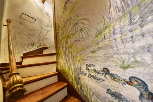 Caratteristica scala interna in legno di accesso albagno della Suite Drago al Roseto del Drago (Ponte in Valtellina, Sondrio), impreziosita da suggestivi dipinti murali che raffigurano scene di natura e fauna acquatica.