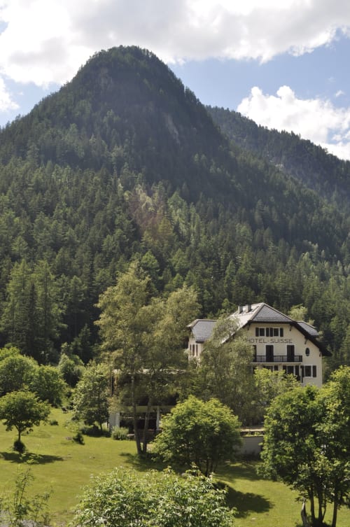 Hôtel Sunways à Champex-Lac, niché dans une forêt verdoyante avec un pic montagneux spectaculaire