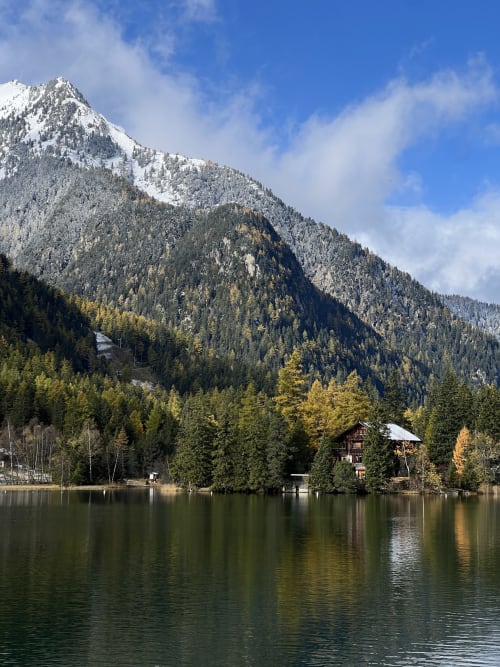 L'hôtel Sunways surplombe Champex-Lac avec vue sur les sommets enneigés, la forêt et le lac alpin