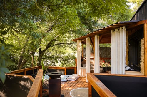 Terrasse en bois avec foyer à la villa Casa Rosa, Estela Cabanes & Spas, Sant Feliu de Guixols