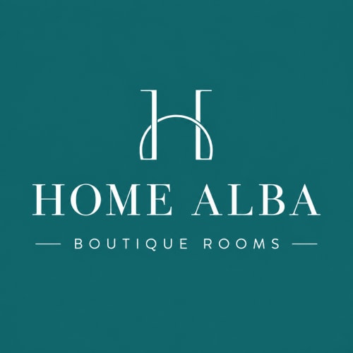 Logo dell'hotel boutique Home Alba Rooms a Porto Recanati, Italia - elegante design teal con icona di edificio architettonico
