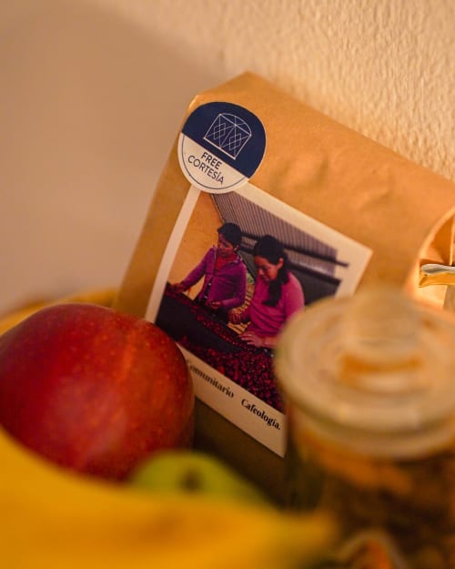 Paquete de hotel Casa Cafeólogo con etiqueta 'Cortesía Gratis', frutas frescas e imágenes culturales indígenas de San Cristóbal