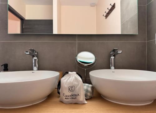 Salle de bain élégante avec double vasque à la Villa Dolce Vita, Les Villas d'A Storia, Porto-Vecchio