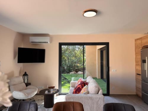 Élégant salon de villa aux Villas d'A Storia avec vue sur la terrasse, piscine privée, télévision écran plat et sièges confortables