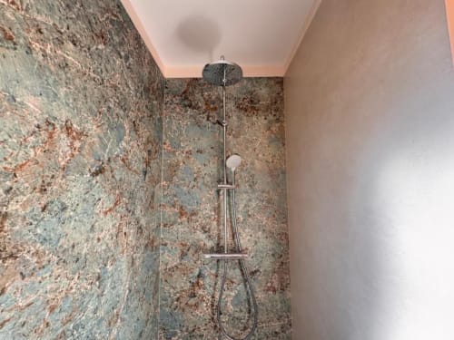 Salle de bains moderne de la Villa Dolce Vita aux Villas d'A Storia, Porto-Vecchio, avec douche pluie et murs en pierre texturée