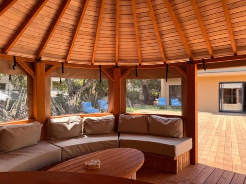 Lounge en bois aux Villas d'A Storia avec sièges rembourrés, vue sur la piscine, Porto-Vecchio