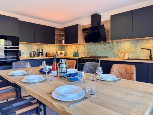 Cuisine et salle à manger modernes de la Villa Dolce Vita aux Villas d'A Storia, Porto-Vecchio, avec mobilier noir