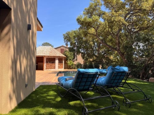 Chaises longues bleues sur la pelouse donnant sur la piscine privée de la Villa Dolce Vita, Les Villas d'A Storia, Porto-Vecchio Corse