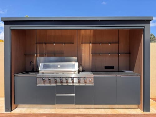 Cuisine extérieure moderne avec grill en inox et mobilier anthracite à la villa Les Villas d'A Storia à Porto-Vecchio