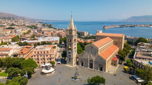 Cattedrale di Messina e veduta della città costiera sul Mar Mediterraneo, ubicazione del B&B U Baruni in Sicilia