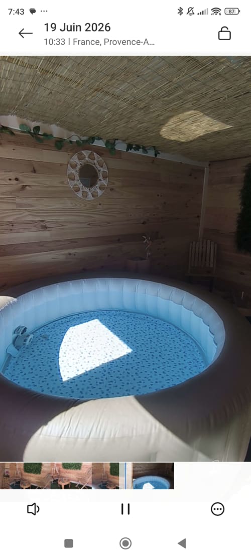 Piscine gonflable bleue dans une cabane rustique en bois aux Insolites de la Bastide, Provence, lumière naturelle et décoration bohème