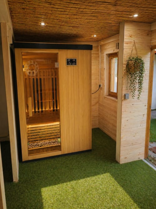 Sauna contemporain aux intérieurs en bois et banquettes à l'hôtel-boutique Les Insolites de la Bastide en France