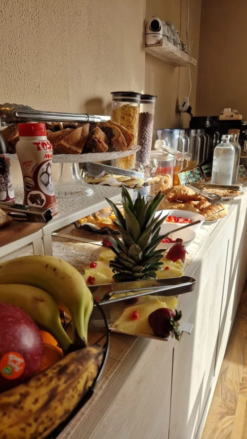 Colazione abbondante presso U Baruni b&b Messina con frutta fresca, pasticceria, cornetti, cereali e bevande