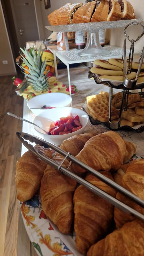 Buffet colazione presso U Baruni B&B Messina con cornetti, frutta fresca, waffle, banane e paste