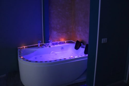 Lussuosa vasca idromassaggio illuminata presso l'U Baruni b&b di Messina con elegante illuminazione blu