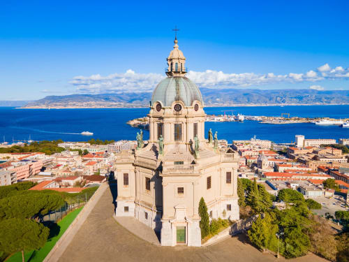 La cupola della Cattedrale di Messina domina lo Stretto di Sicilia con viste sulla città costiera, vicino a U Baruni b&b