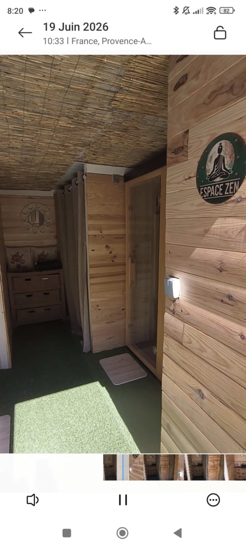 Intérieur en bois des Insolites de la Bastide avec enseigne Space Zen, rangements et sol vert en Provence