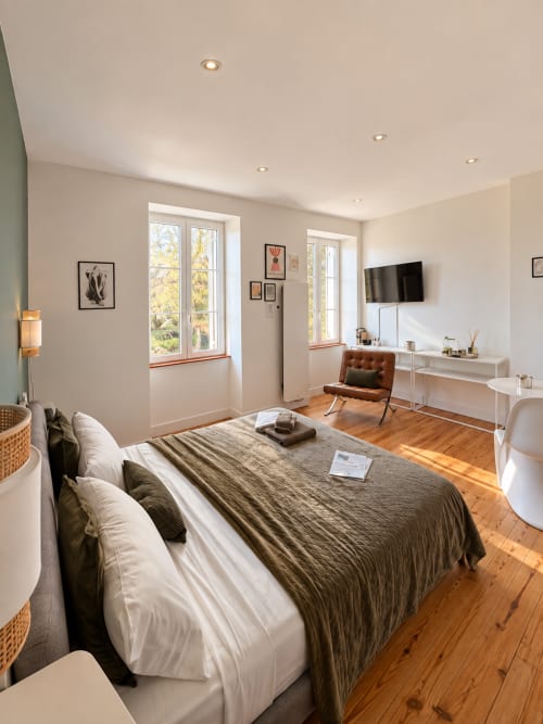 Chambre Suite Design Maison Farol à Salles avec lit queen-size, fenêtres, TV, bureau et équipements modernes