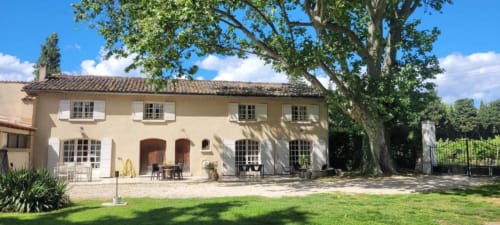 Villa en pierre couleur crème avec vue sur le jardin aux Gîtes de Val, Cabannes, France. Cour avec coin détente.