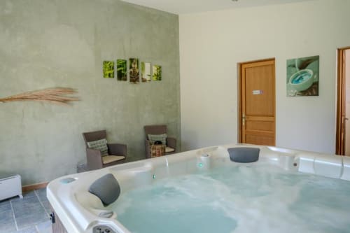 Bain à remous avec eau chauffée dans l'espace spa des Gîtes de Val à Cabannes, France