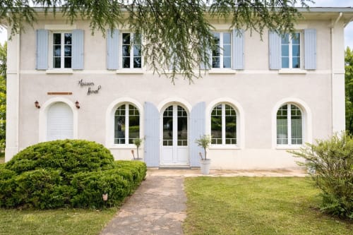 Façade de la Maison Farol B&B à Salles, France aux murs crème, fenêtres en arche et jardins entretenus