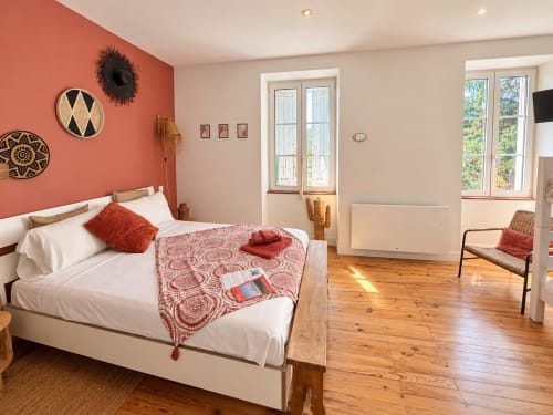 Chambre familiale Chic Ethnique à la Maison Farol B&B à Salles, avec mur en terre cuite, parquet et vue sur la ville